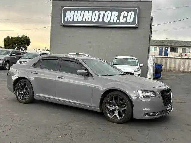 2019 Chrysler 300 S's photo