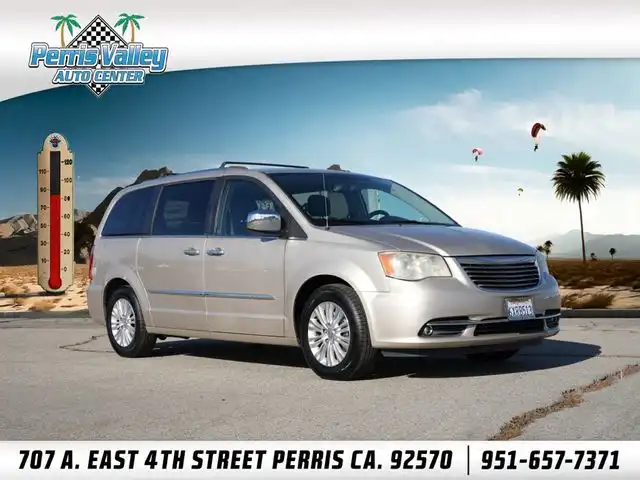 2012 Chrysler Town & Country Limited's photo