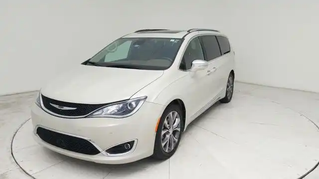 2017 Chrysler Pacifica Limited's photo
