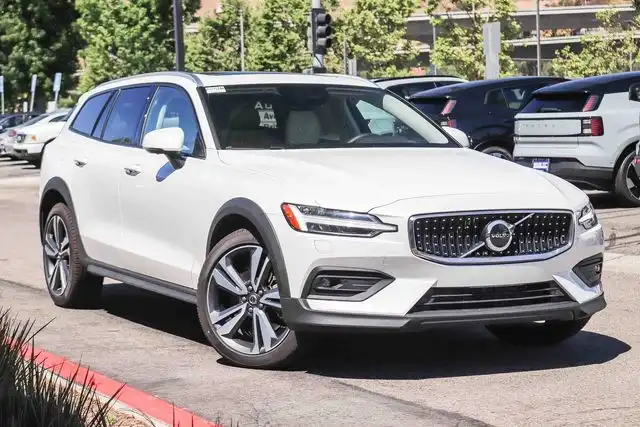 2026 Volvo V60 Cross Country B5 Plus AWD's photo