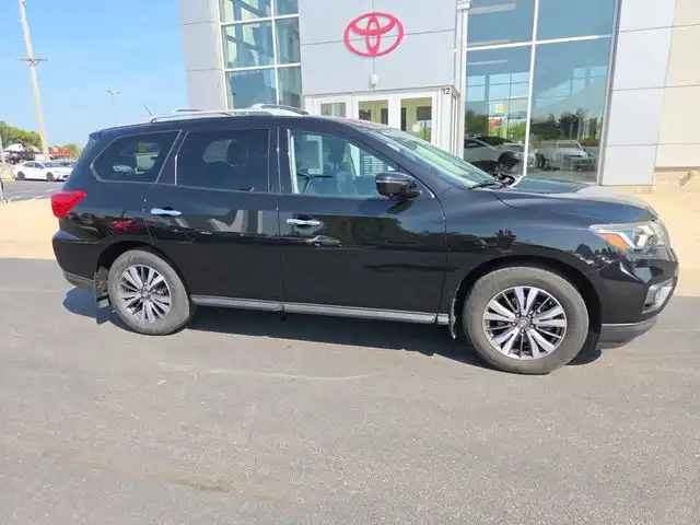 2017 Nissan Pathfinder SL 4WD's photo