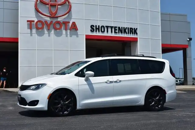 2019 Chrysler Pacifica Touring L Plus's photo
