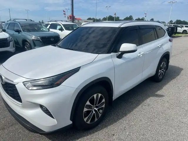 2026 Toyota Highlander XLE AWD's photo