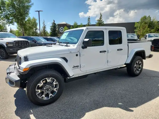 2026 Jeep Gladiator Sahara Auto's photo