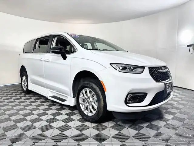 2024 Chrysler Pacifica Touring L's photo