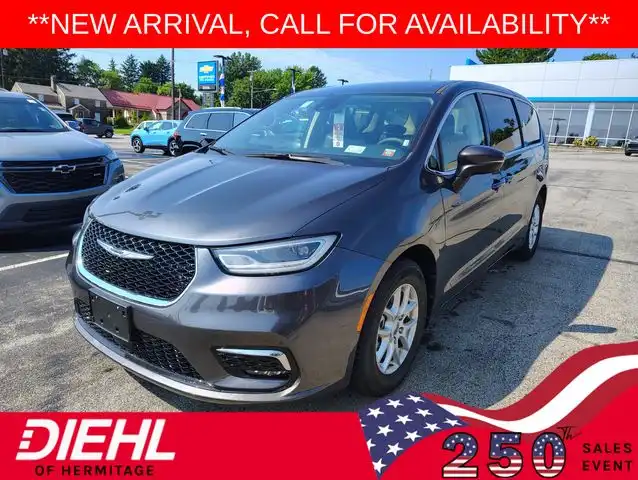 2023 Chrysler Pacifica Touring L's photo