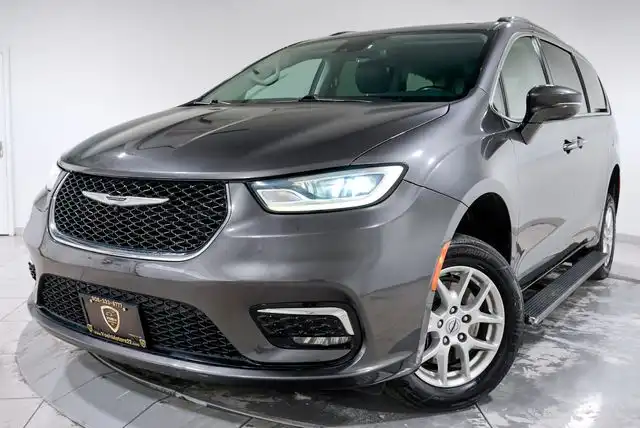 2021 Chrysler Pacifica Touring L's photo