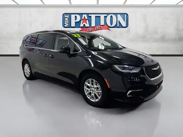 2023 Chrysler Pacifica Touring L's photo