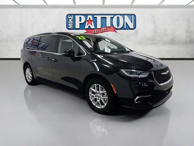2023 Chrysler Pacifica Touring L's photo