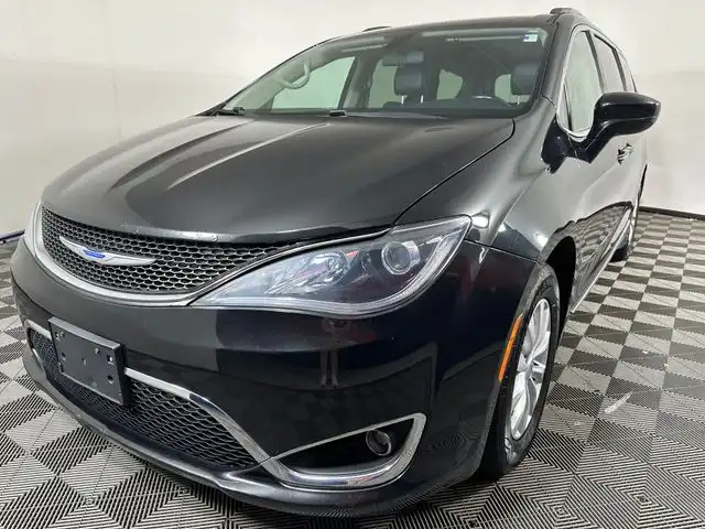 2018 Chrysler Pacifica Touring L's photo