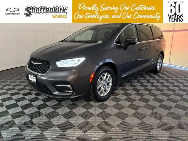 2023 Chrysler Pacifica Touring L's photo