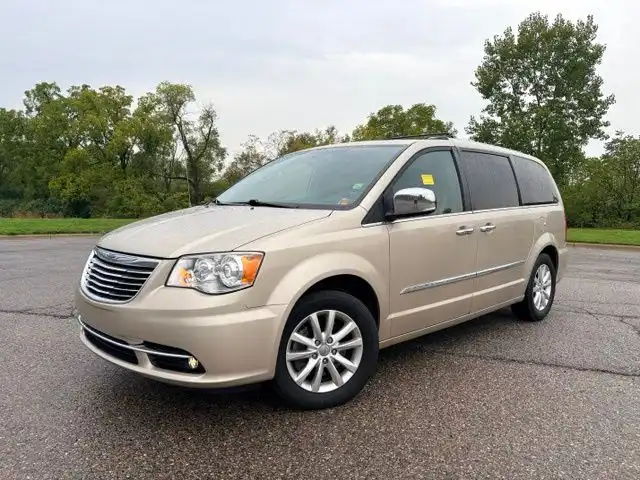 2016 Chrysler Town & Country Limited Platinum's photo