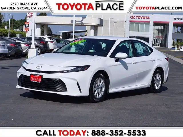 2025 Toyota Camry LE Hybrid's photo