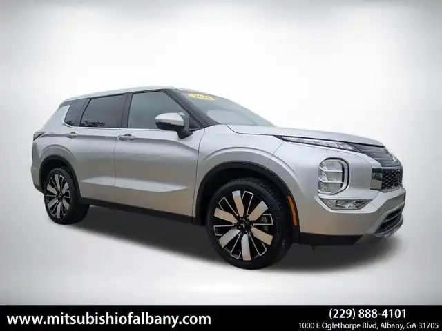 2025 Mitsubishi Outlander SE 2WD's photo