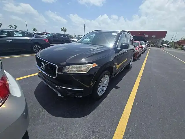 2016 Volvo XC90 T6 AWD Momentum's photo
