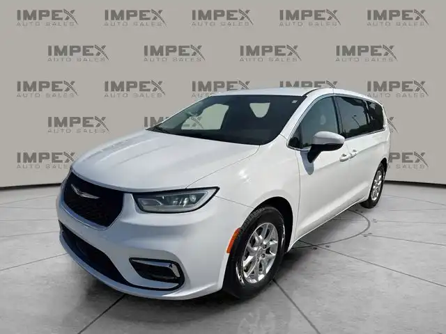 2023 Chrysler Pacifica Touring L's photo