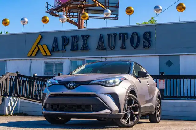 2020 Toyota C-HR XLE's photo