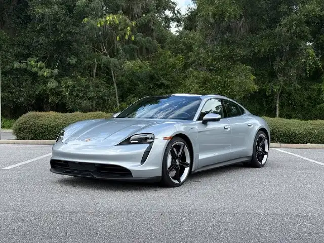 2022 Porsche Taycan Base's photo
