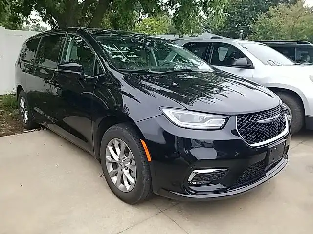 2024 Chrysler Pacifica Touring L AWD's photo