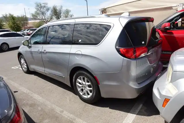 2020 Chrysler Pacifica Touring L's photo