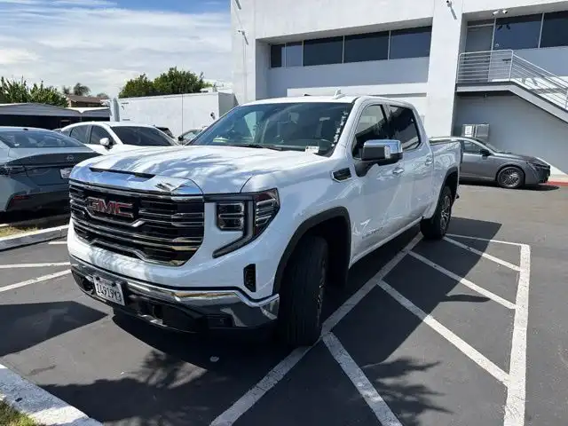 2025 GMC Sierra SLT 2WD Crew Cab Short Box's photo
