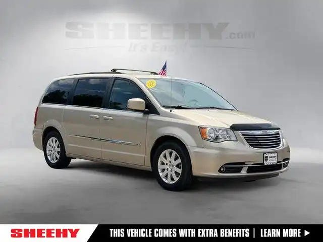 2016 Chrysler Town & Country Touring's photo