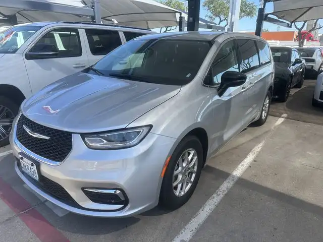 2024 Chrysler Pacifica Touring L's photo