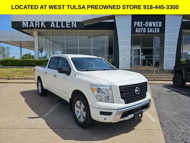 2021 Nissan Titan SV 4X2 Crew Cab's photo
