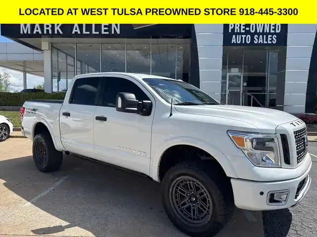 2019 Nissan Titan PRO-4X 4X4 Crew Cab's photo