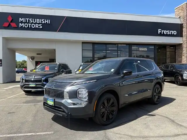 2026 Mitsubishi Outlander LE FWD's photo