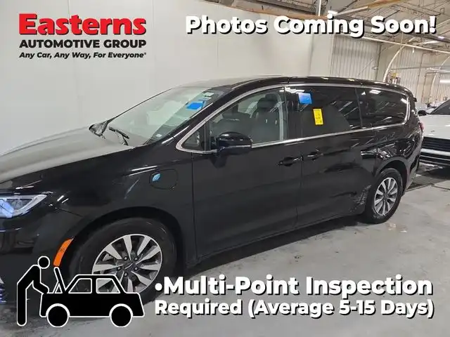2024 Chrysler Pacifica Hybrid Select PHEV's photo
