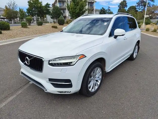 2016 Volvo XC90 T6 AWD Momentum's photo
