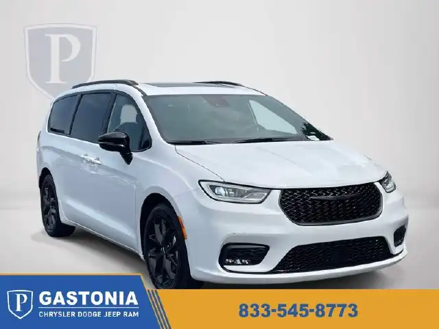 2025 Chrysler Pacifica Limited's photo