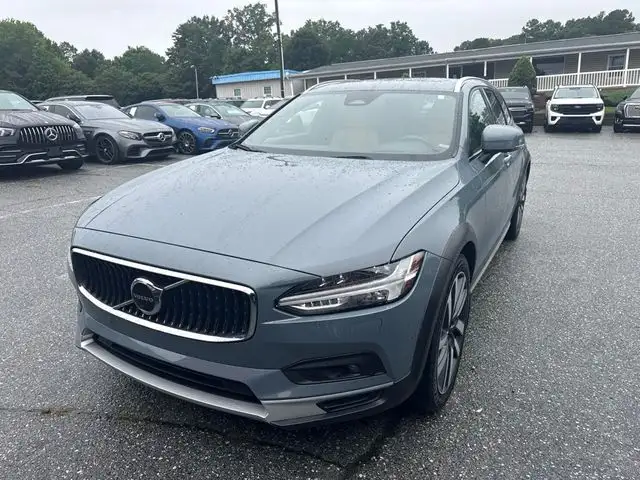 2023 Volvo V90 Cross Country B6 Ultimate AWD's photo