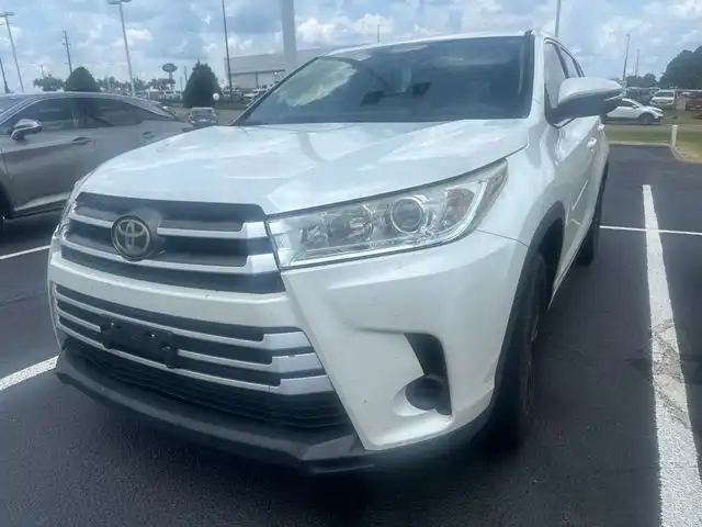 2017 Toyota Highlander LE's photo