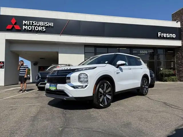 2026 Mitsubishi Outlander Plug-in Hybrid SE S-AWC's photo