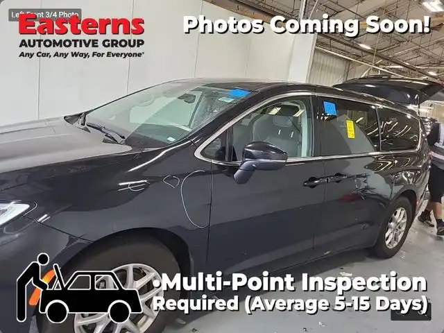 2023 Chrysler Pacifica Touring L's photo