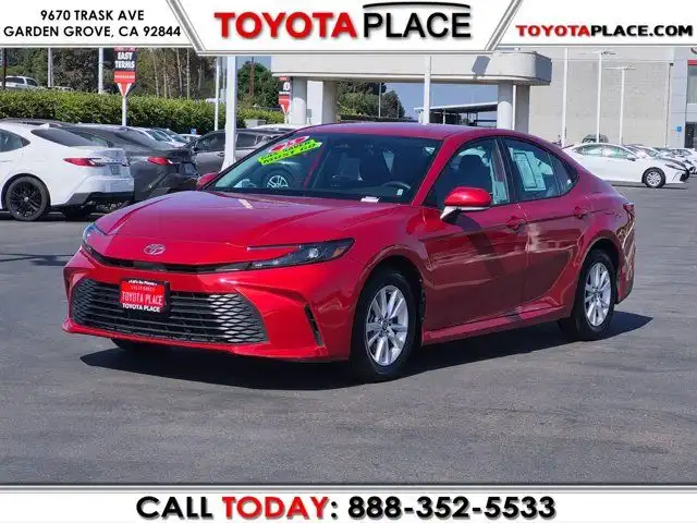 2025 Toyota Camry LE Hybrid's photo
