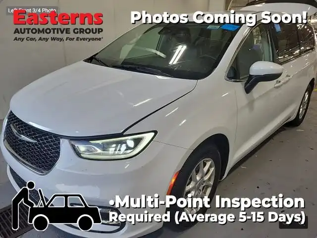 2023 Chrysler Pacifica Touring L's photo