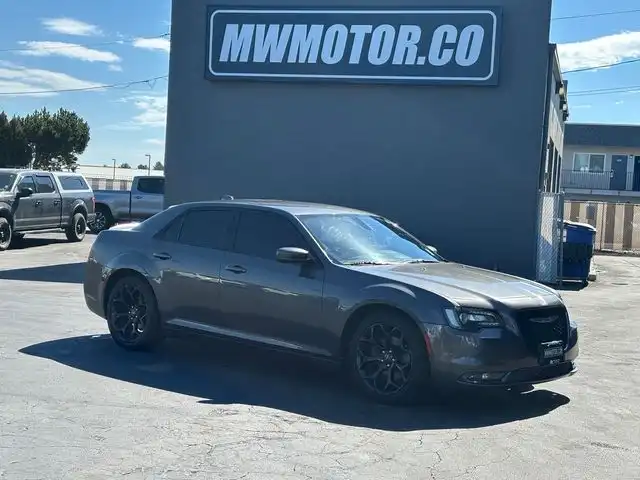 2019 Chrysler 300 S's photo