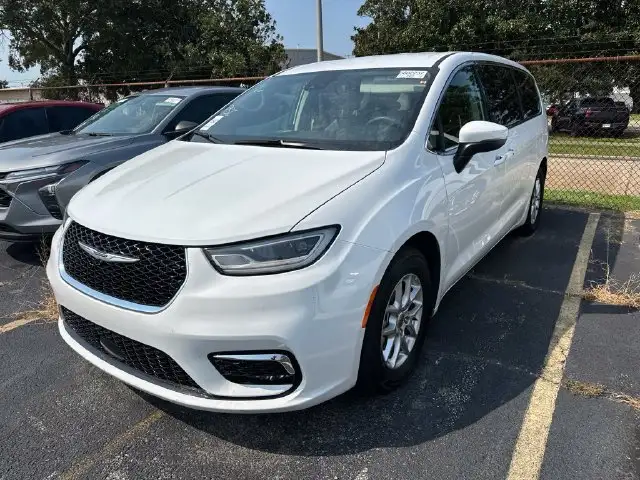 2023 Chrysler Pacifica Touring L's photo
