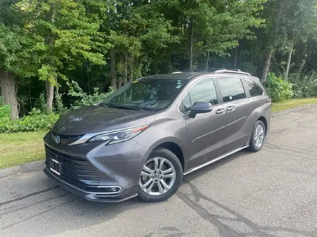 2024 Toyota Sienna Platinum 7-Passenger Hybrid AWD's photo