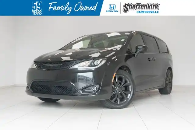 2020 Chrysler Pacifica Touring's photo