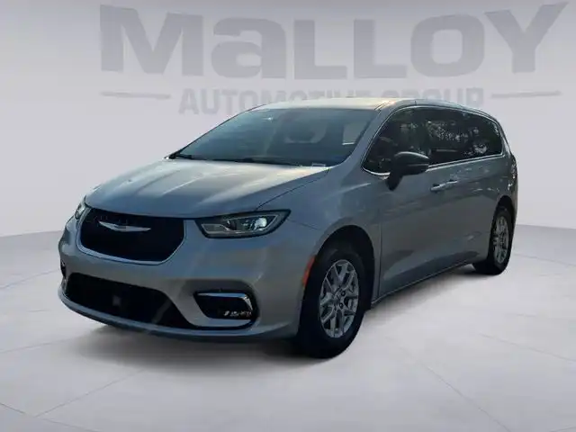 2024 Chrysler Pacifica Touring L's photo