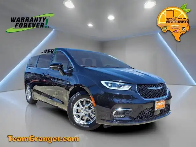 2026 Chrysler Pacifica Select's photo
