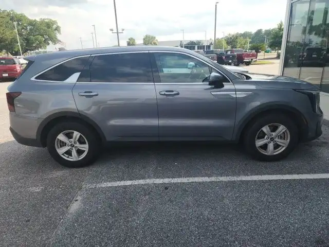 2025 Kia Sorento LX AT's photo