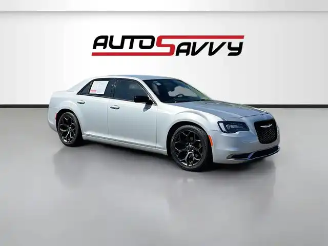 2019 Chrysler 300 Touring's photo