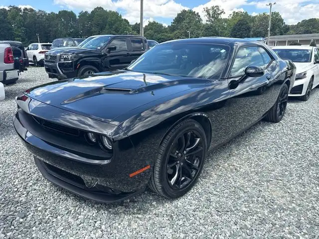 2016 Dodge Challenger SXT Plus's photo