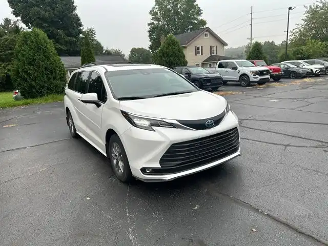 2025 Toyota Sienna XLE 8-Passenger Hybrid FWD's photo