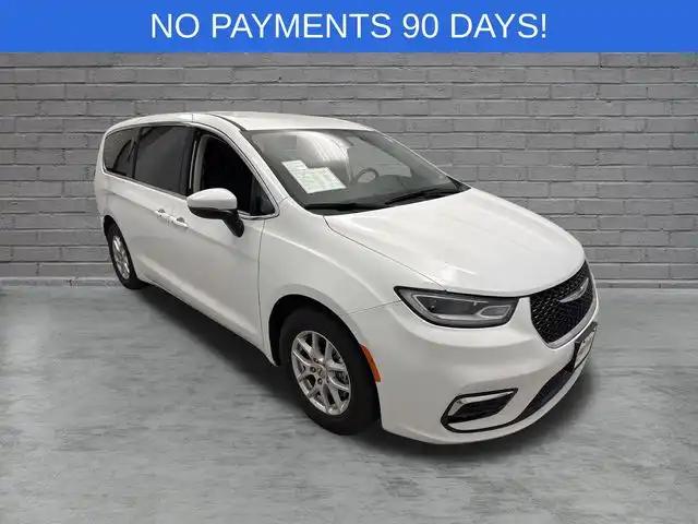2023 Chrysler Pacifica Touring L's photo